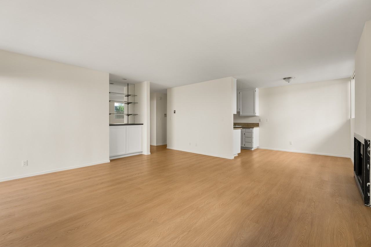 530 S Barrington Ave #111 - Photo 4 of 18