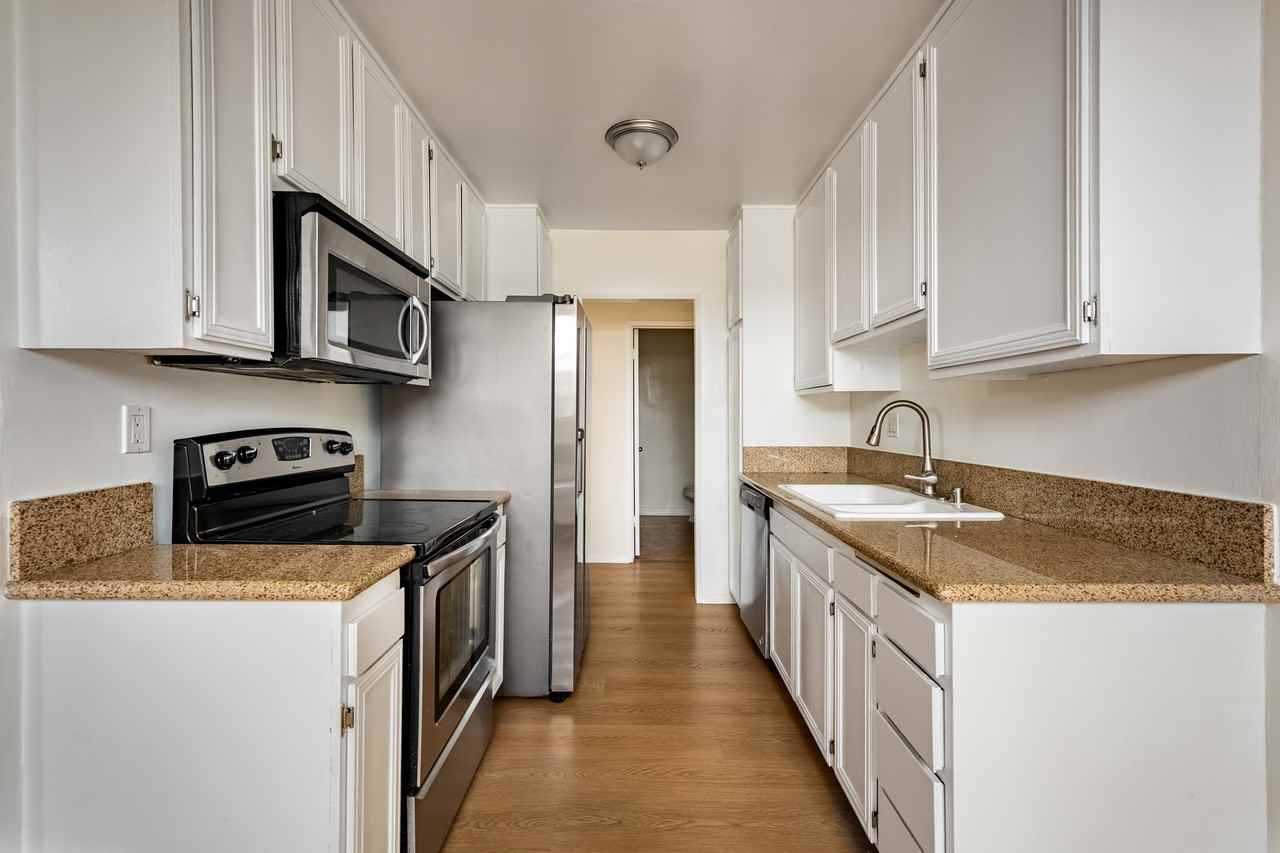 530 S Barrington Ave #111 - Photo 5 of 18