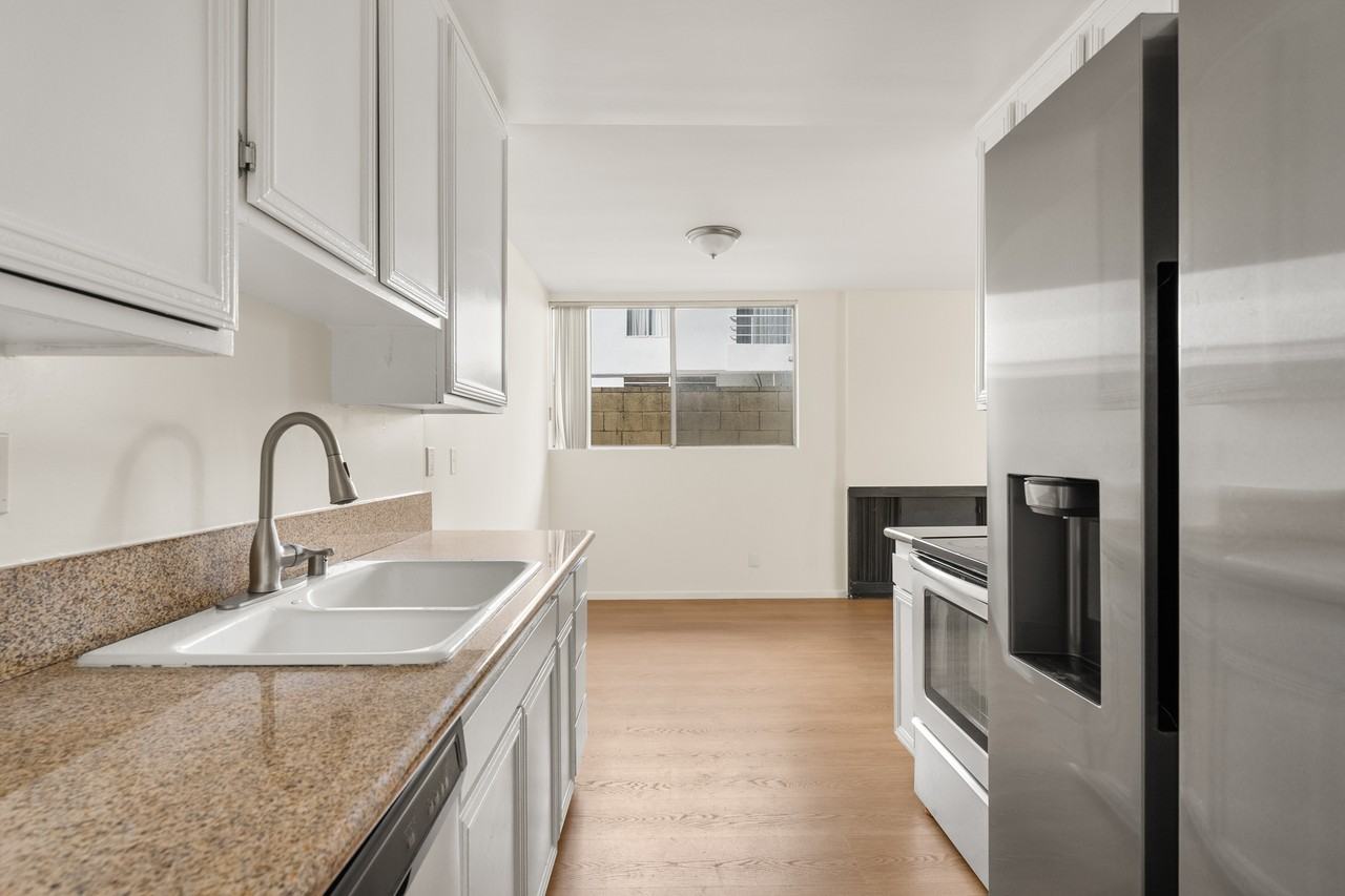 530 S Barrington Ave #111 - Photo 6 of 18