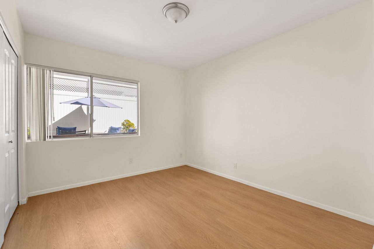 530 S Barrington Ave #111 - Photo 7 of 18