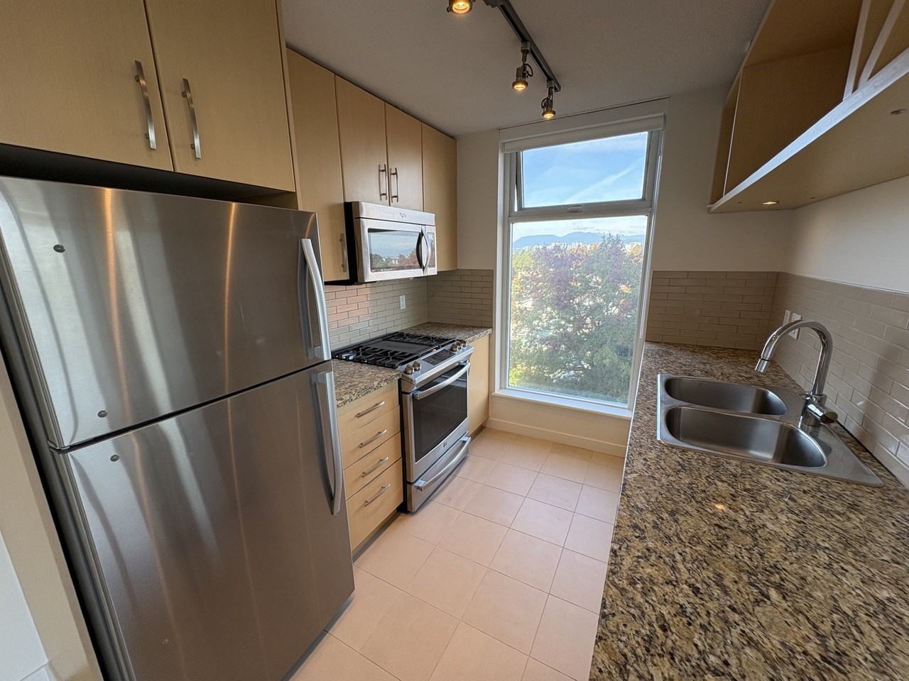 5028 Kwantlen St - Photo 2 of 20