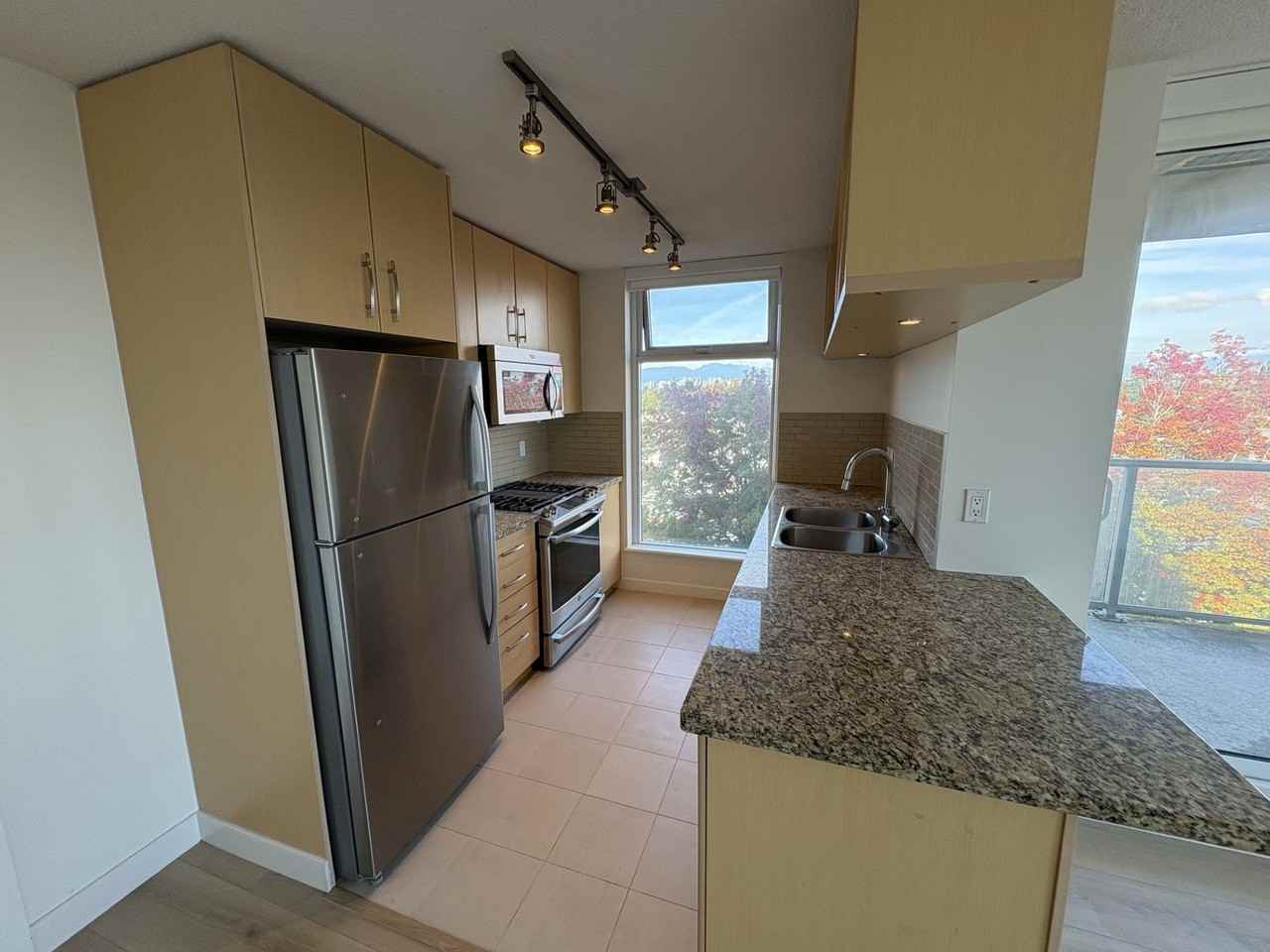 5028 Kwantlen St - Photo 4 of 20