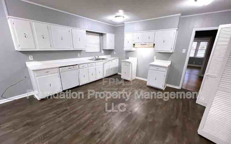 911 Maria St - Photo 3 of 15