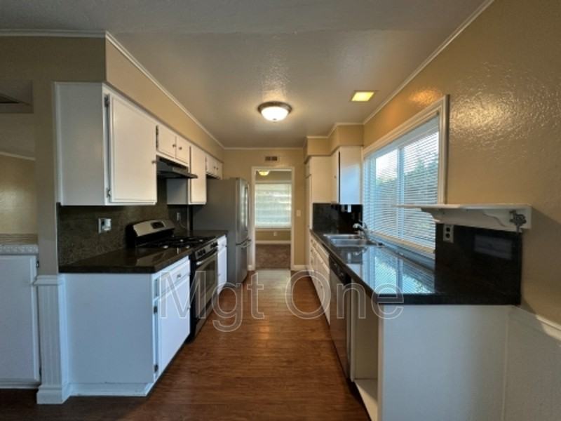 1370 Garnet St - Photo 2 of 19
