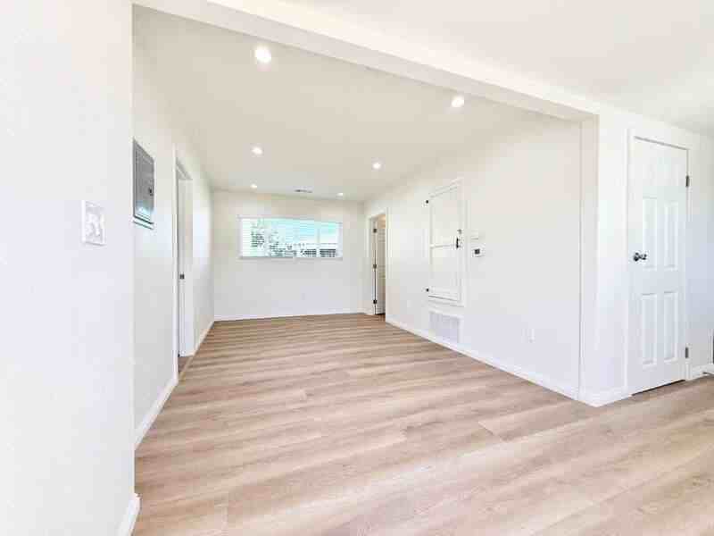 1526 1/4 W 105th St #B - Photo 4 of 21