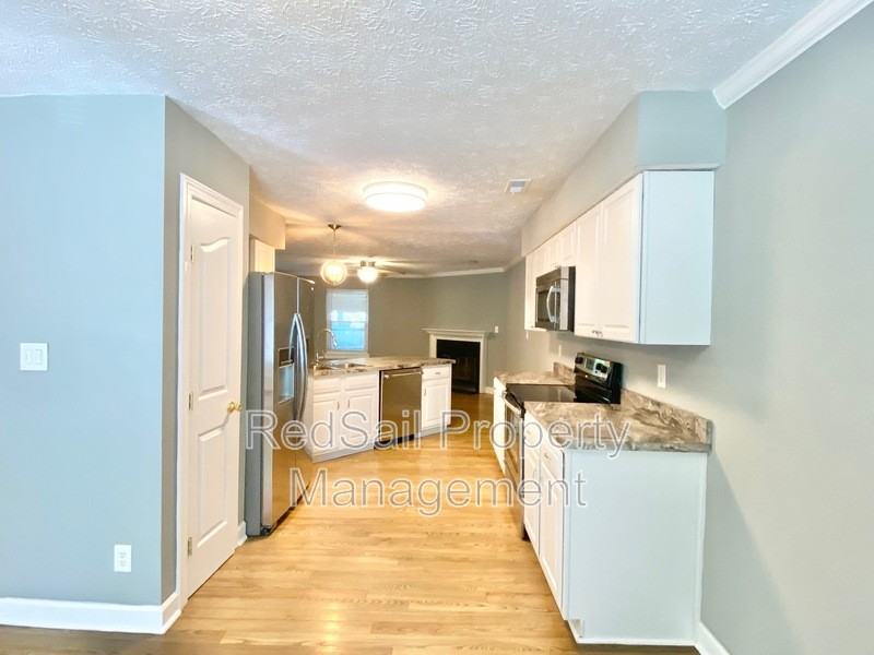 1060 Palmerton Dr - Photo 4 of 21