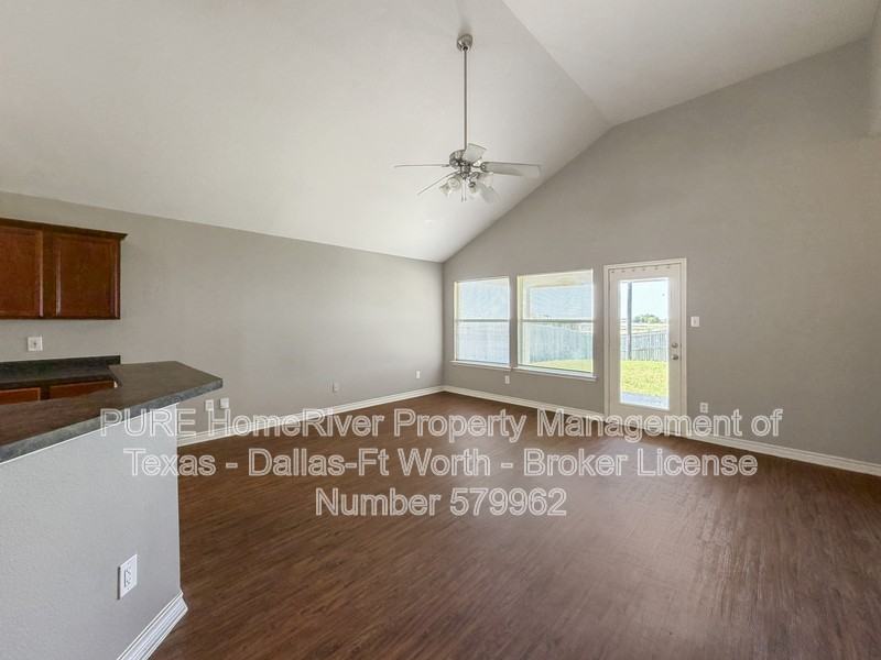313 Charleston Dr - Photo 5 of 23