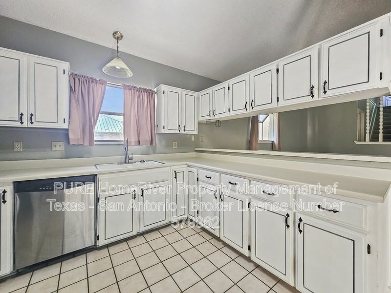 8823 Wellesley Manor Dr - Photo 4 of 23