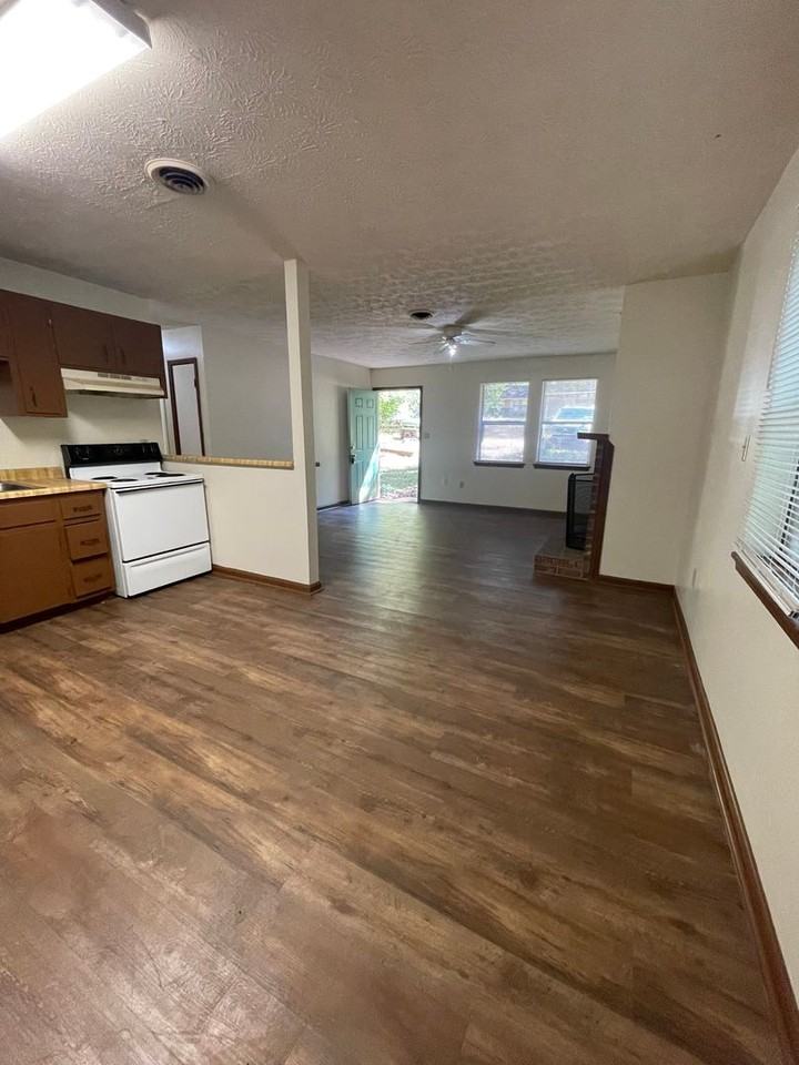 112 Bayberry Ct - Photo 3 of 12