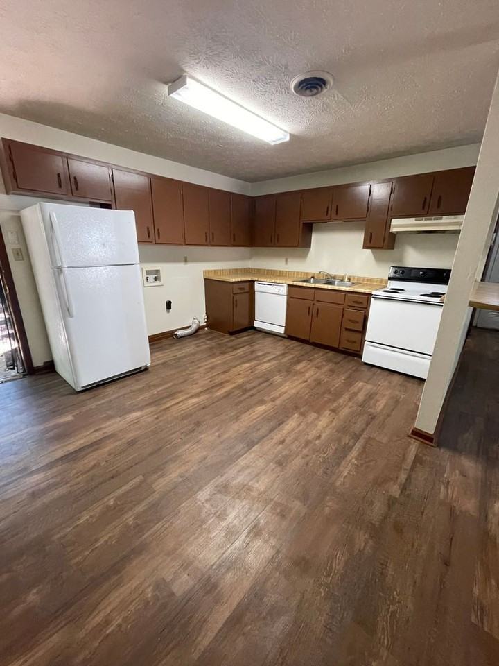 112 Bayberry Ct - Photo 4 of 12