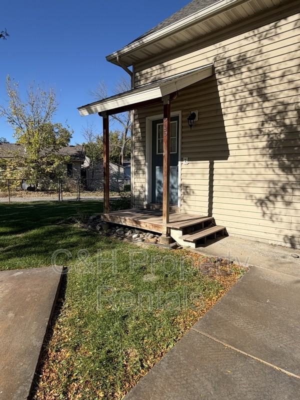 815 S 29th St - Photo 3 of 18