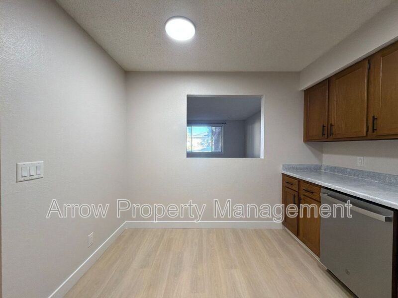 515 W Saunders Ave #4 - Photo 2 of 14