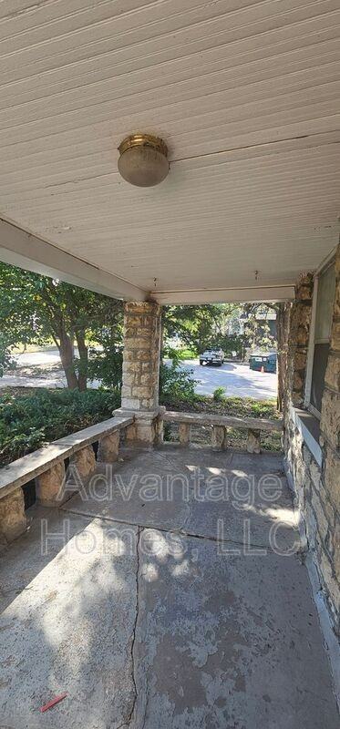 3808 Roanoke Rd - Photo 2 of 33