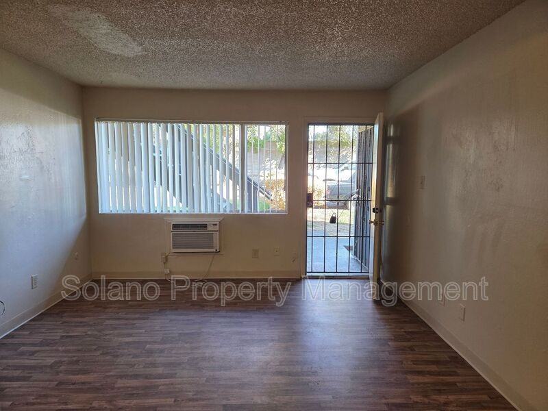 1190 Dana Dr #E - Photo 3 of 14