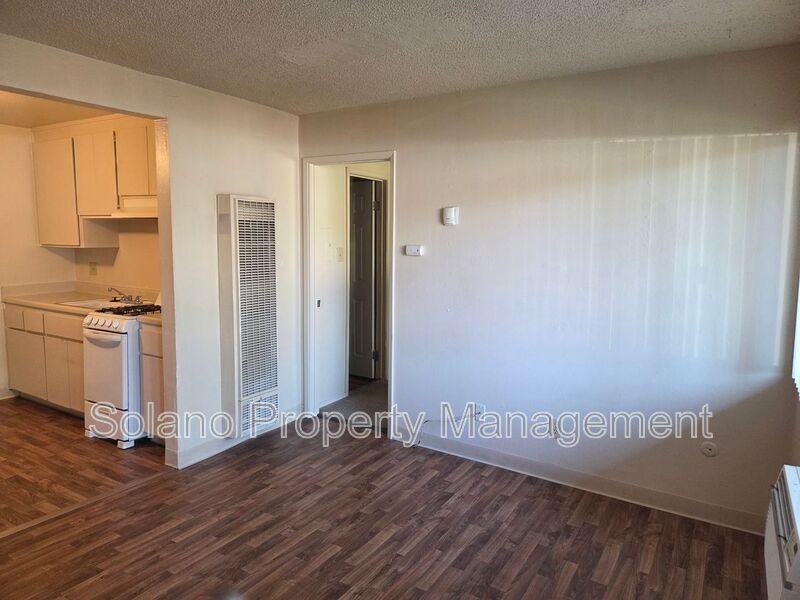 1190 Dana Dr #E - Photo 7 of 14