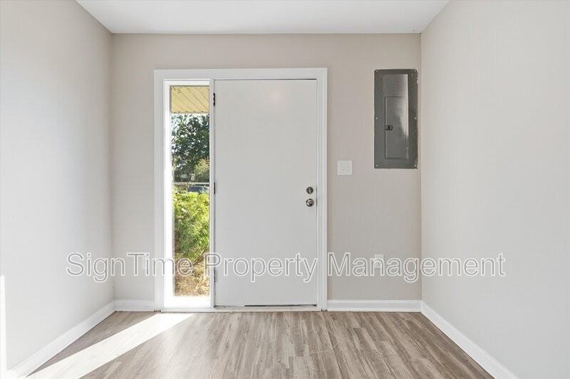 425 Bethlehem Ct - Photo 3 of 29