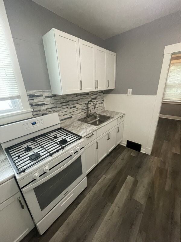 7808 Lloyd Ave - Photo 2 of 22