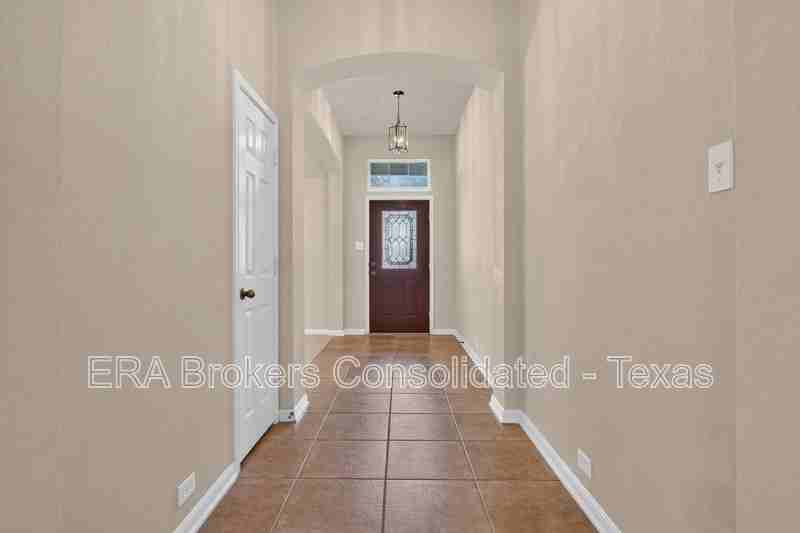 201 Comanche Trl - Photo 2 of 27