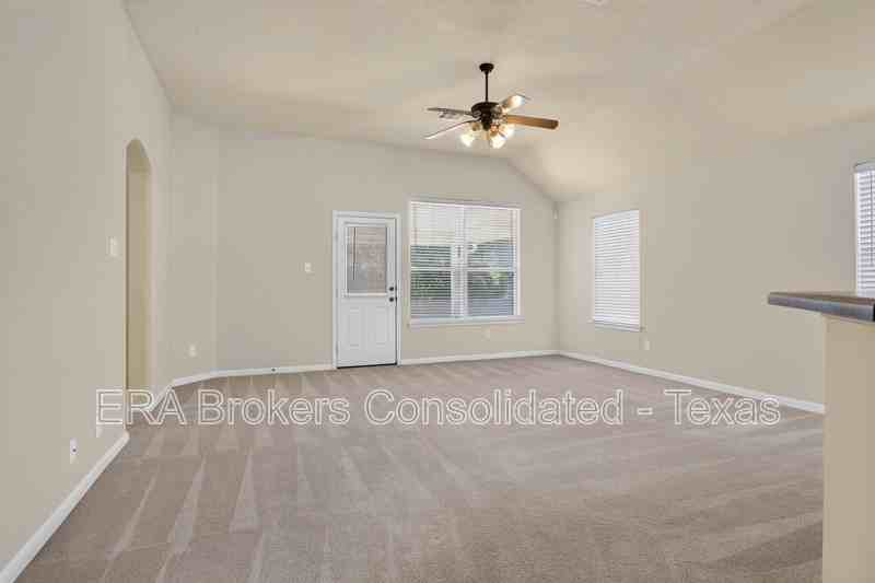 201 Comanche Trl - Photo 6 of 27