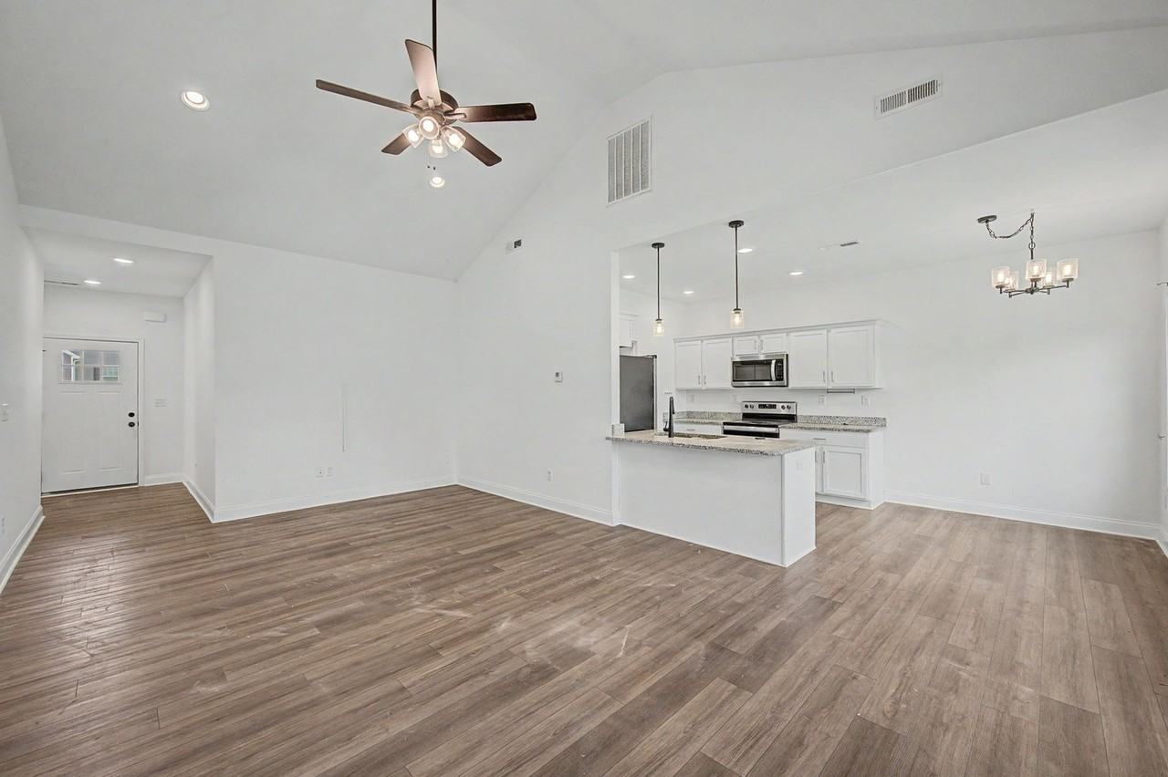 881 Mcfadin Station St - Photo 4 of 17