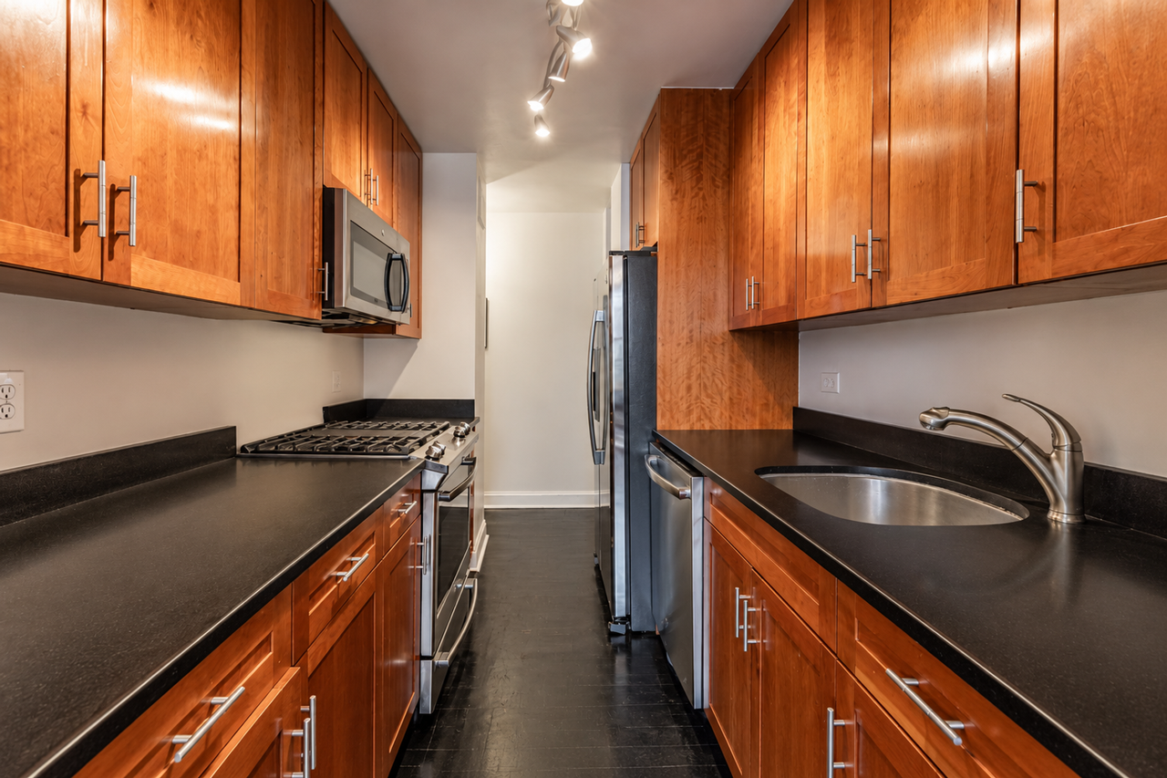 Park 87 Condominium - Photo 3 of 16