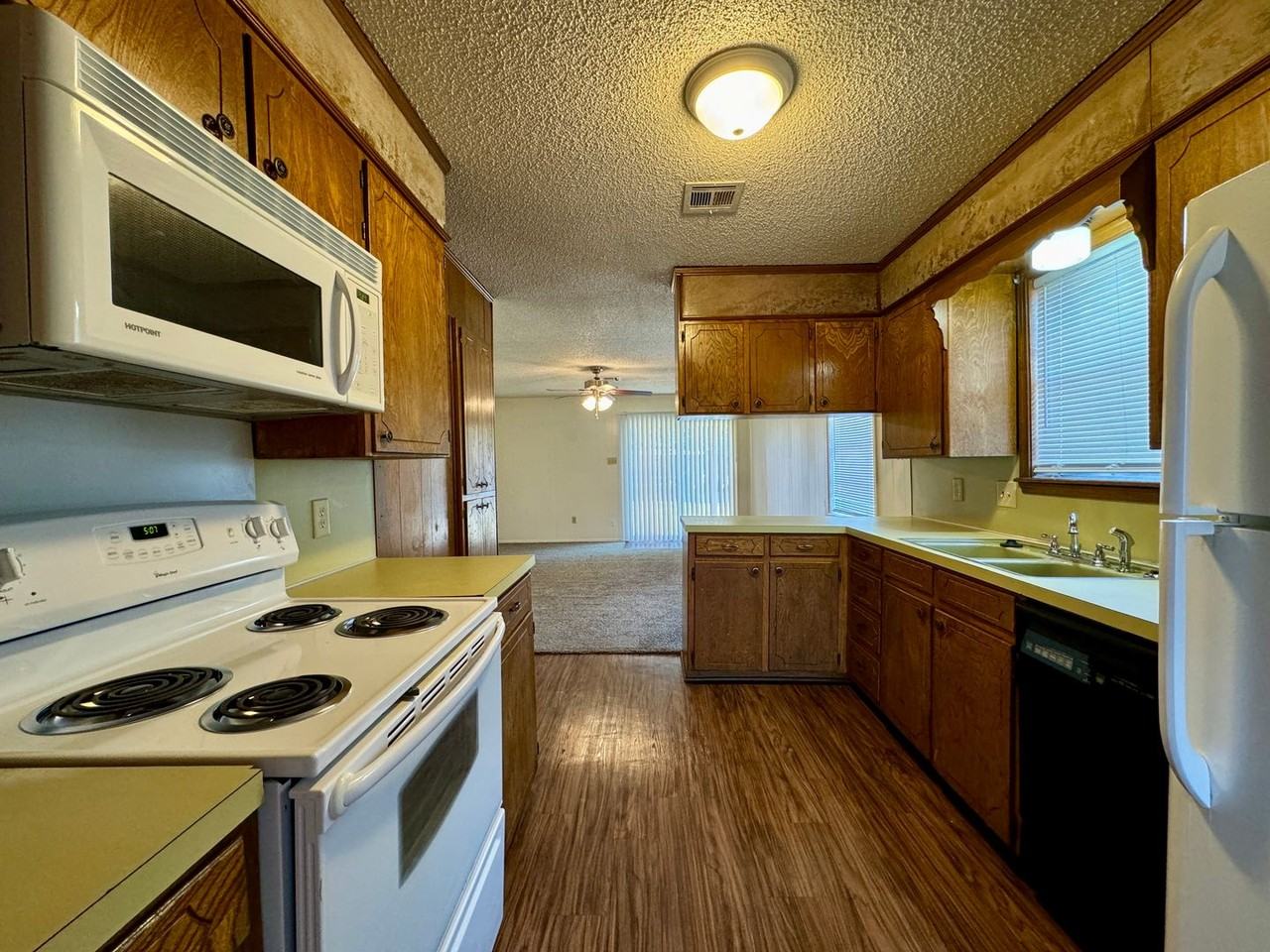 6716 Wiethorn Dr - Photo 3 of 10