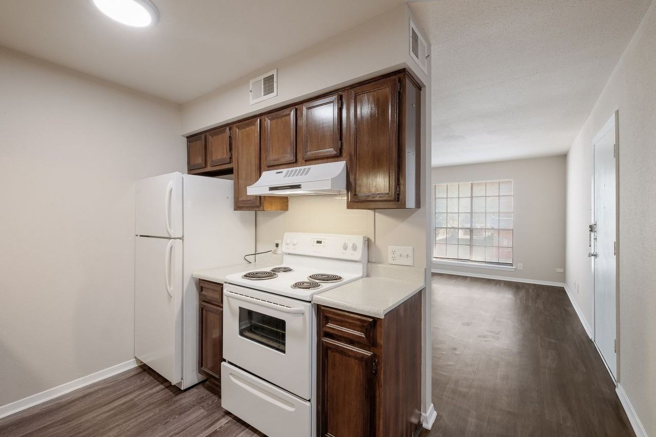 305 W Woodlawn Ave #108 - Photo 3 of 13