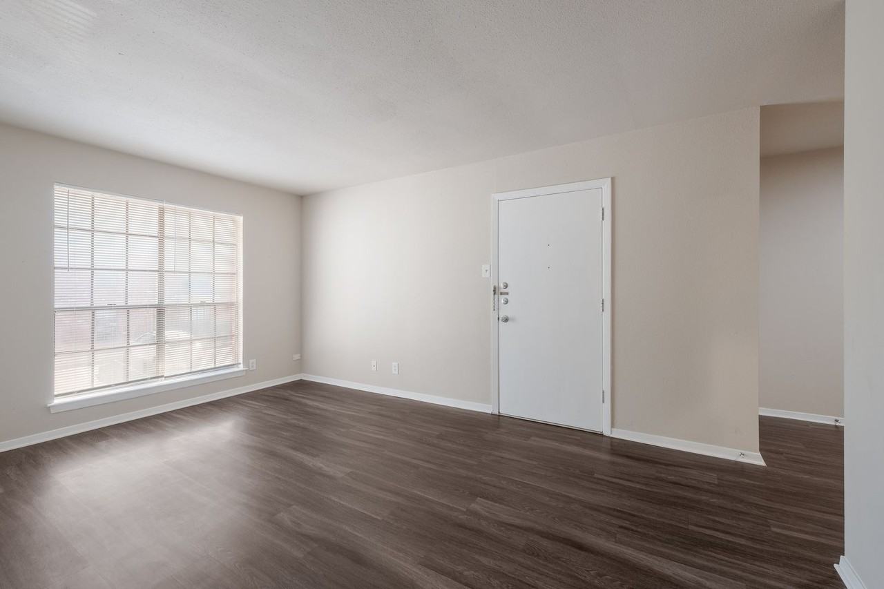 305 W Woodlawn Ave #108 - Photo 4 of 13
