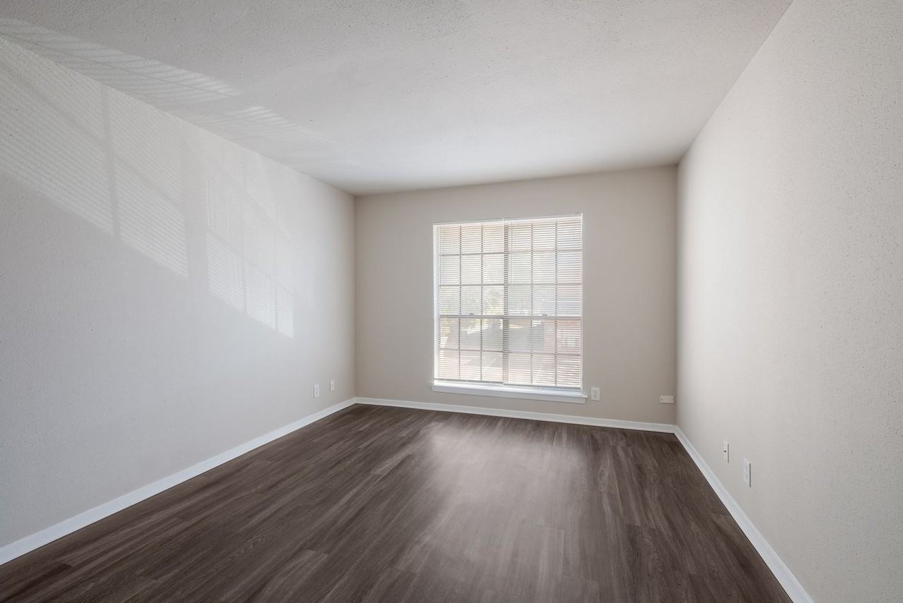 305 W Woodlawn Ave #108 - Photo 5 of 13