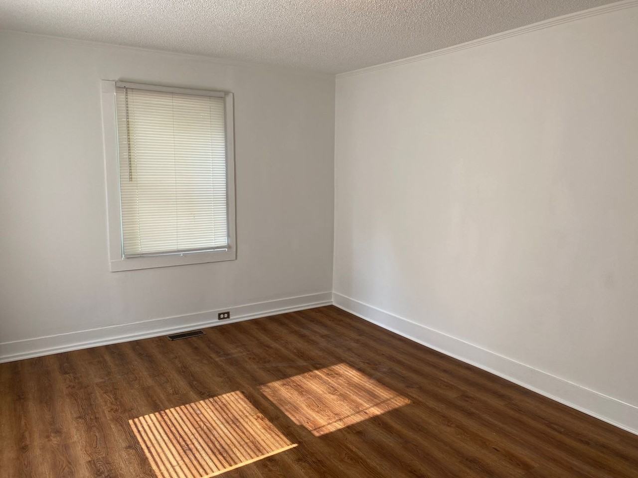 409 N Morris St - Photo 2 of 11