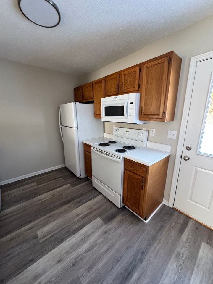 3 bed 2 bath newly remodeled duplex. - Photo 4 of 10
