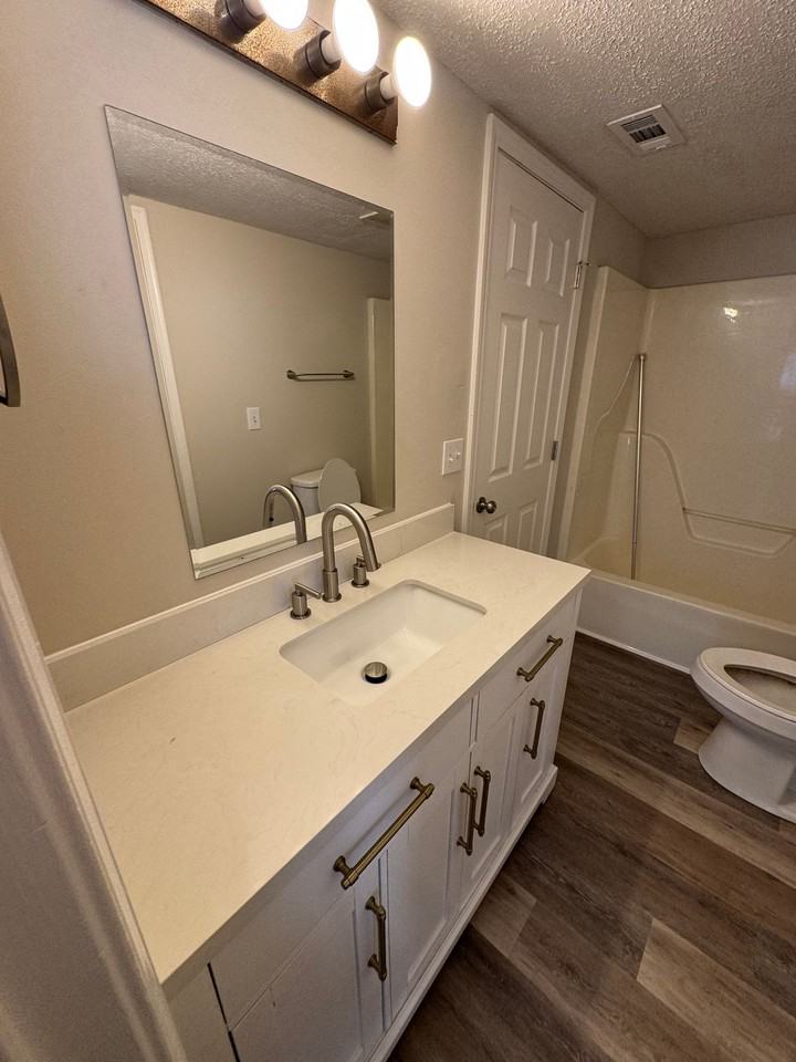 3 bed 2 bath newly remodeled duplex. - Photo 6 of 10
