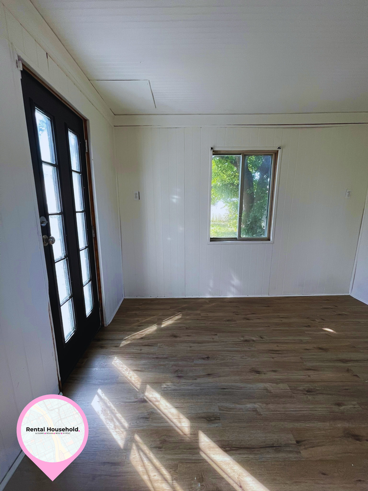 18601 Robson St - Photo 2 of 11