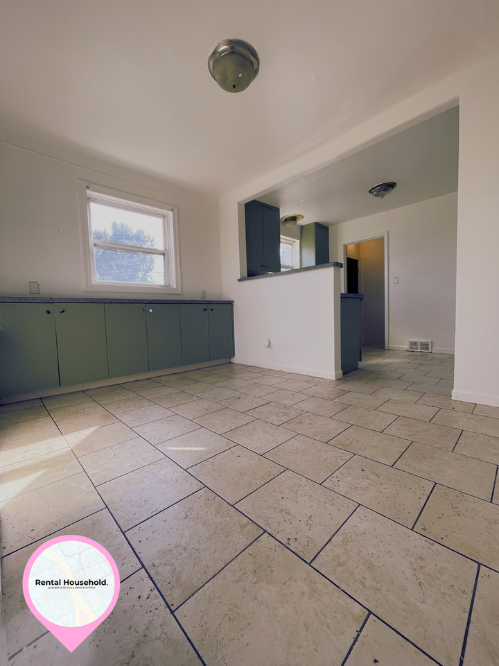 18601 Robson St - Photo 3 of 11