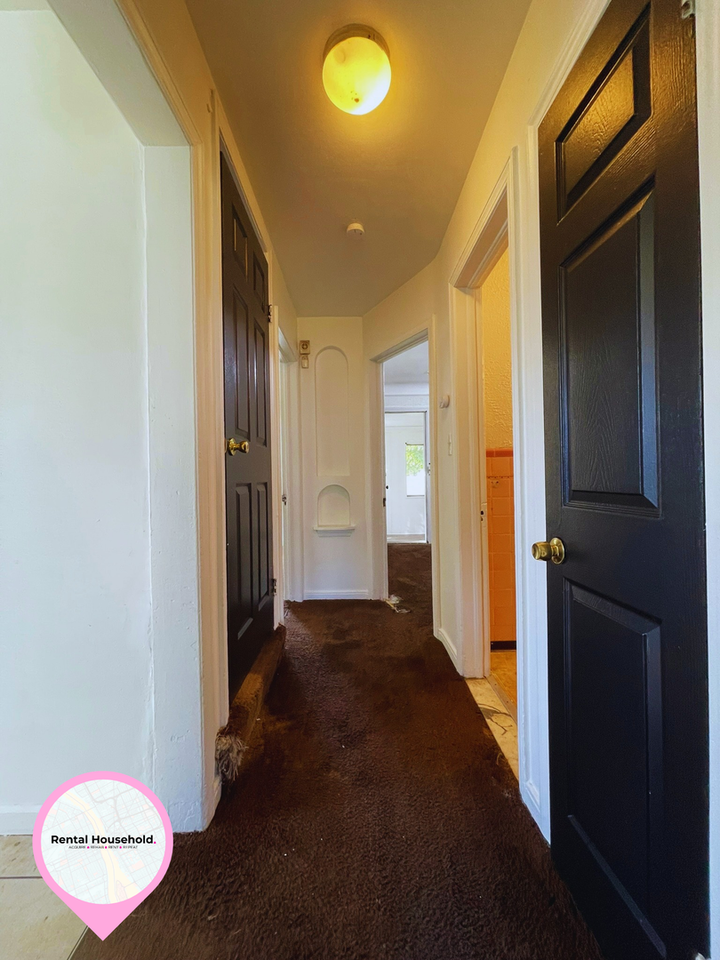 18601 Robson St - Photo 4 of 11