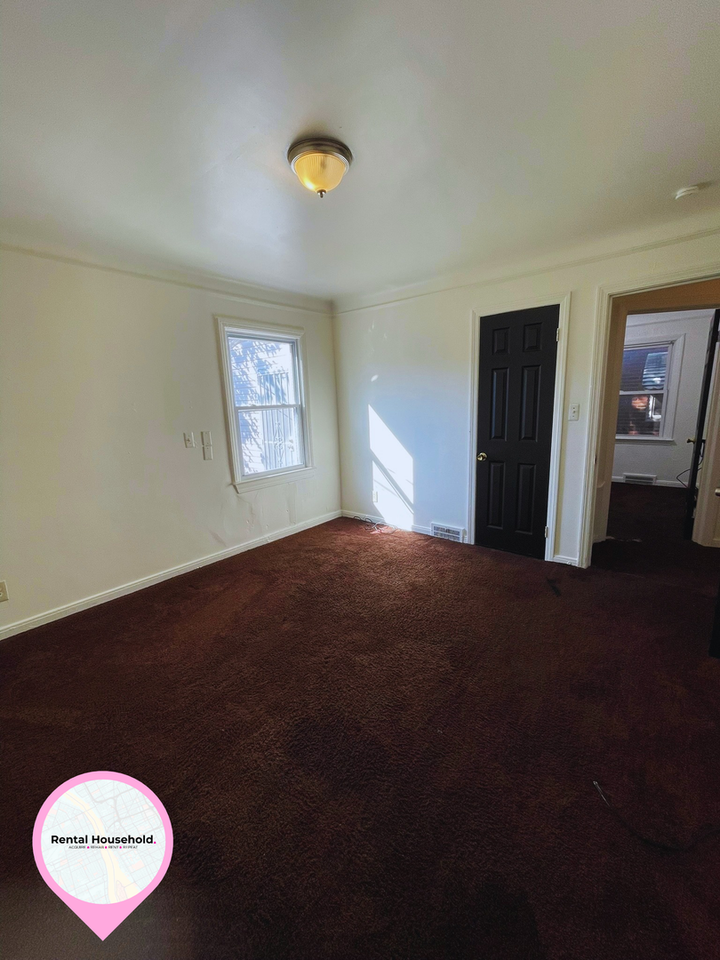 18601 Robson St - Photo 5 of 11