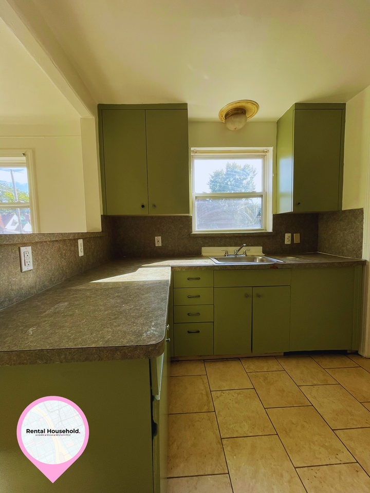 18601 Robson St - Photo 6 of 11