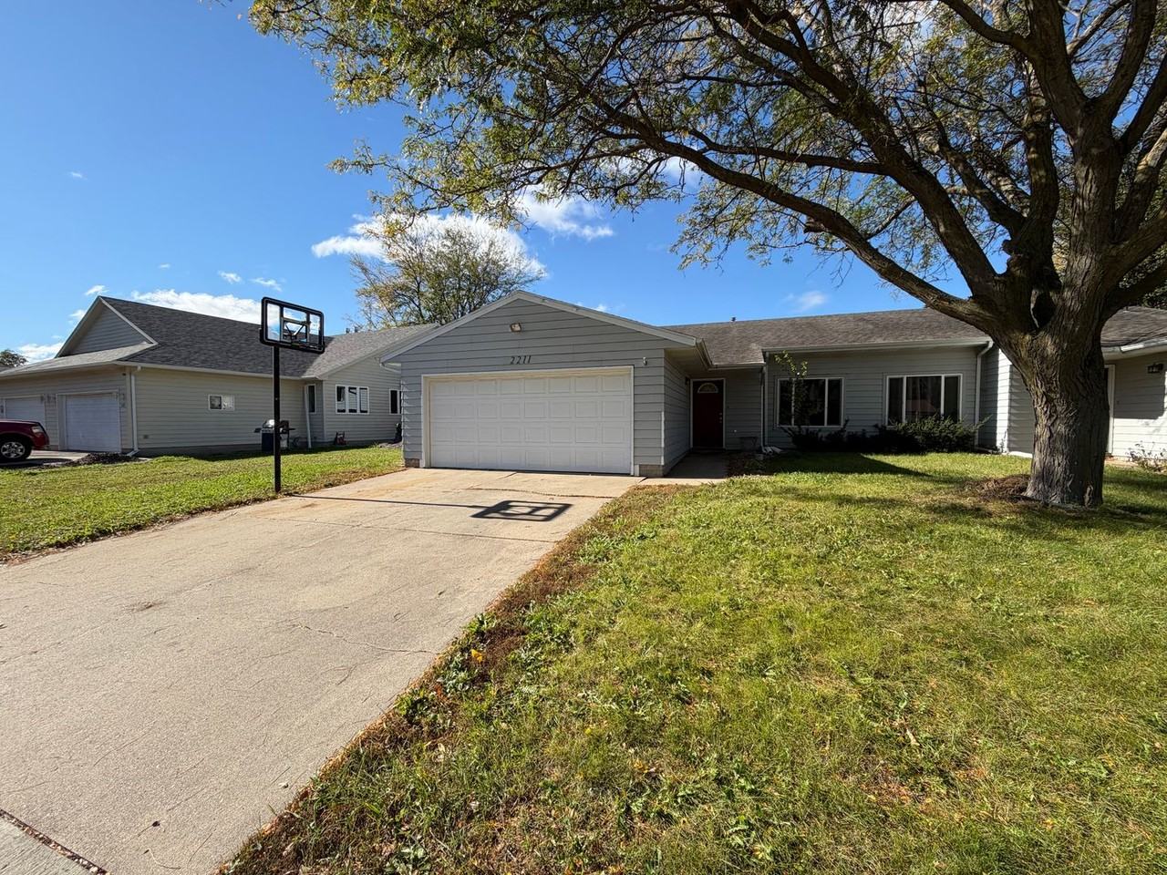 2211 E Sylvan Cir - Photo 2 of 24