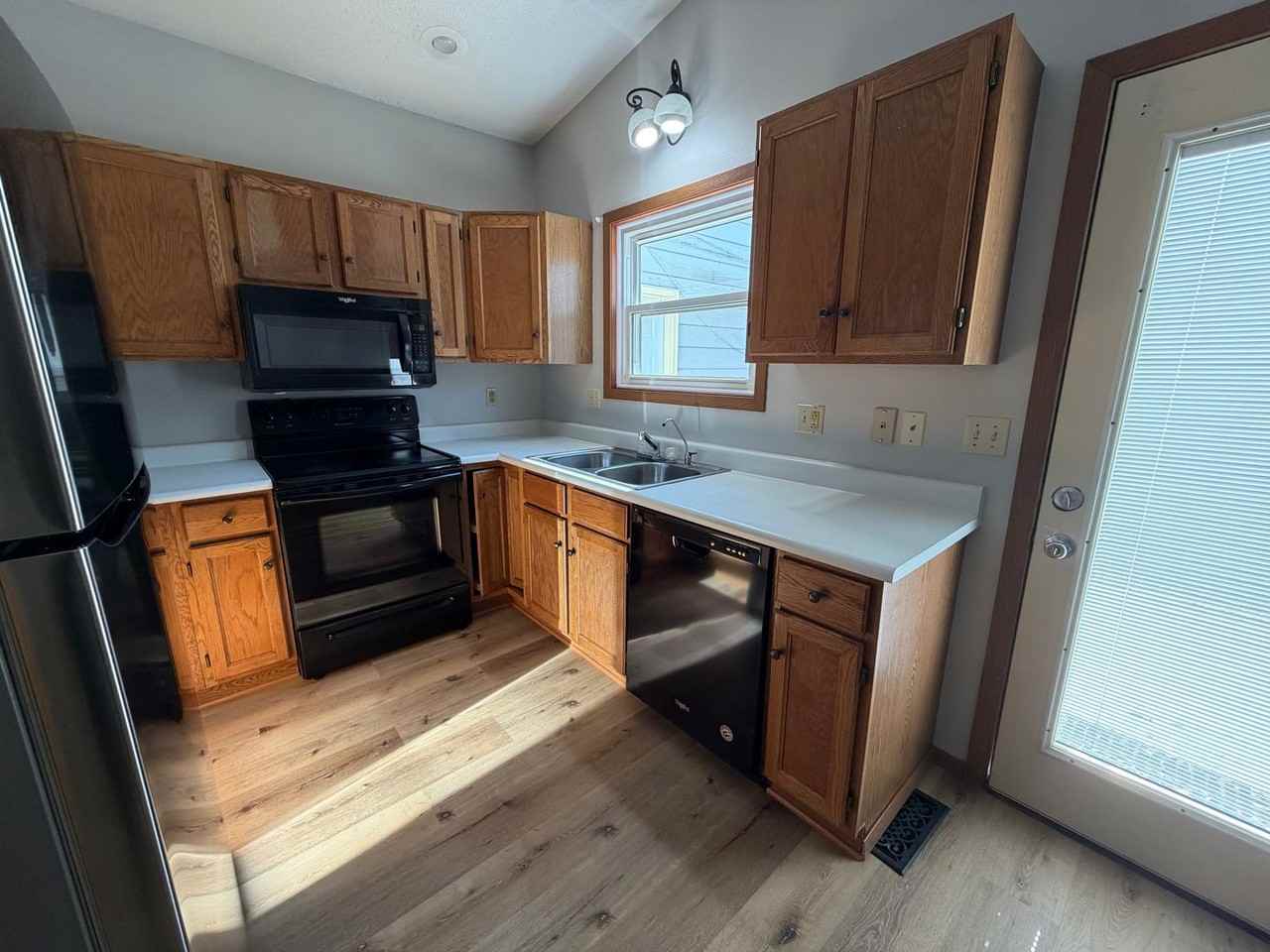 2211 E Sylvan Cir - Photo 4 of 24