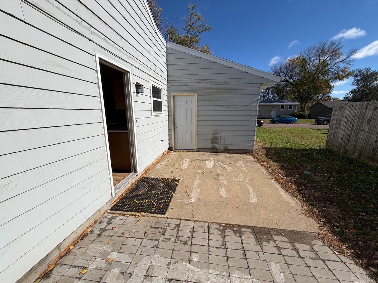 2211 E Sylvan Cir - Photo 5 of 24