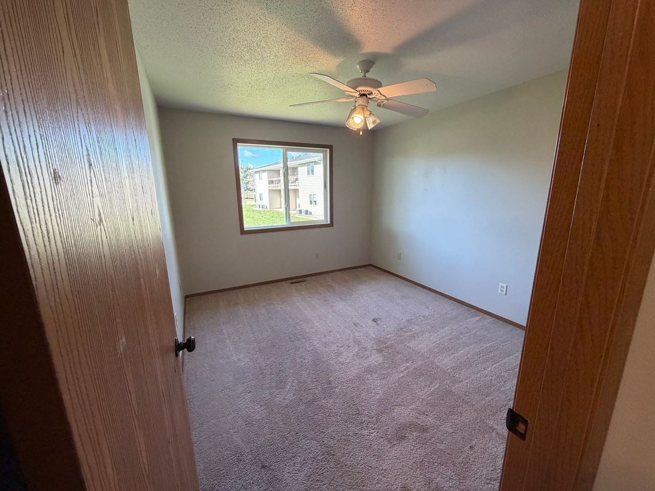 2211 E Sylvan Cir - Photo 6 of 24