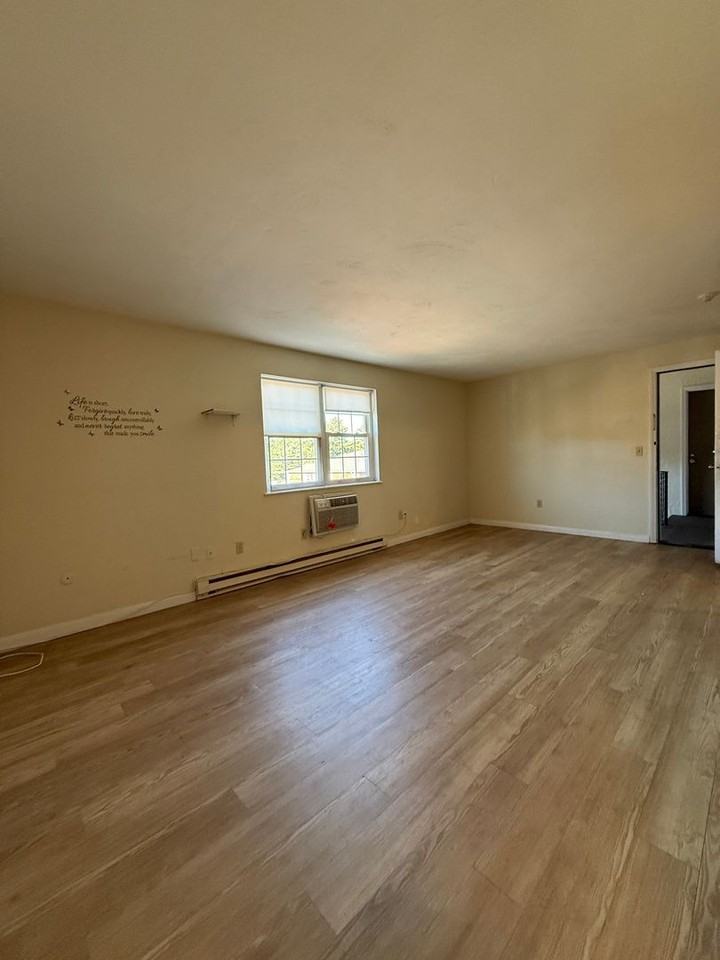 740 Central St - Photo 4 of 8