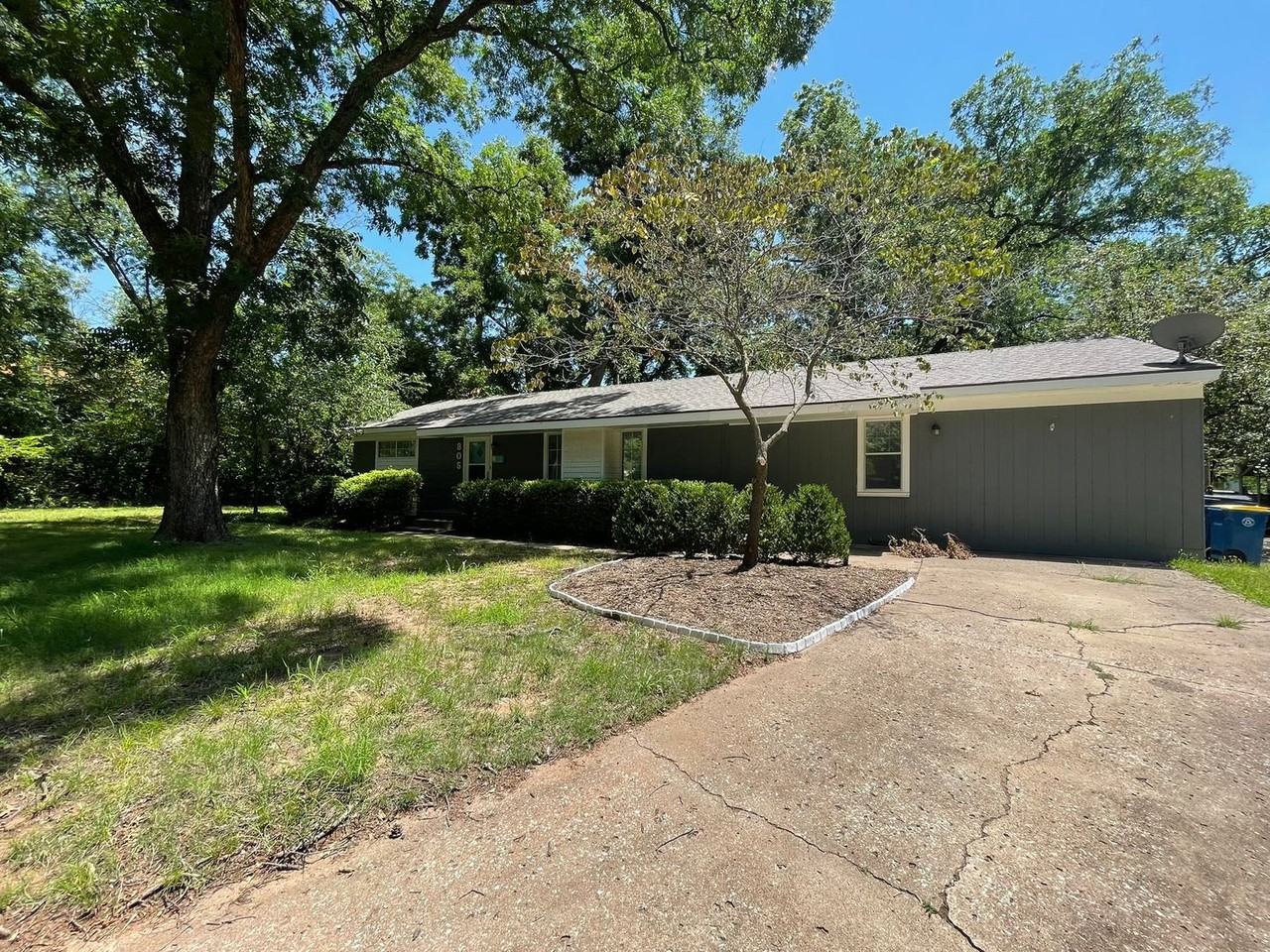 805 W Franklin Ln - Photo 2 of 24
