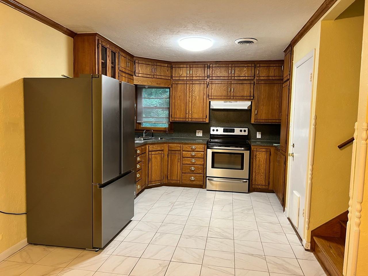 1024 S Stanley St - Photo 3 of 23