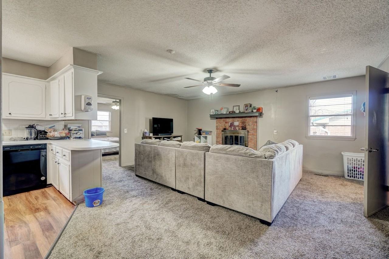 1402 N Skyline St - Photo 2 of 17