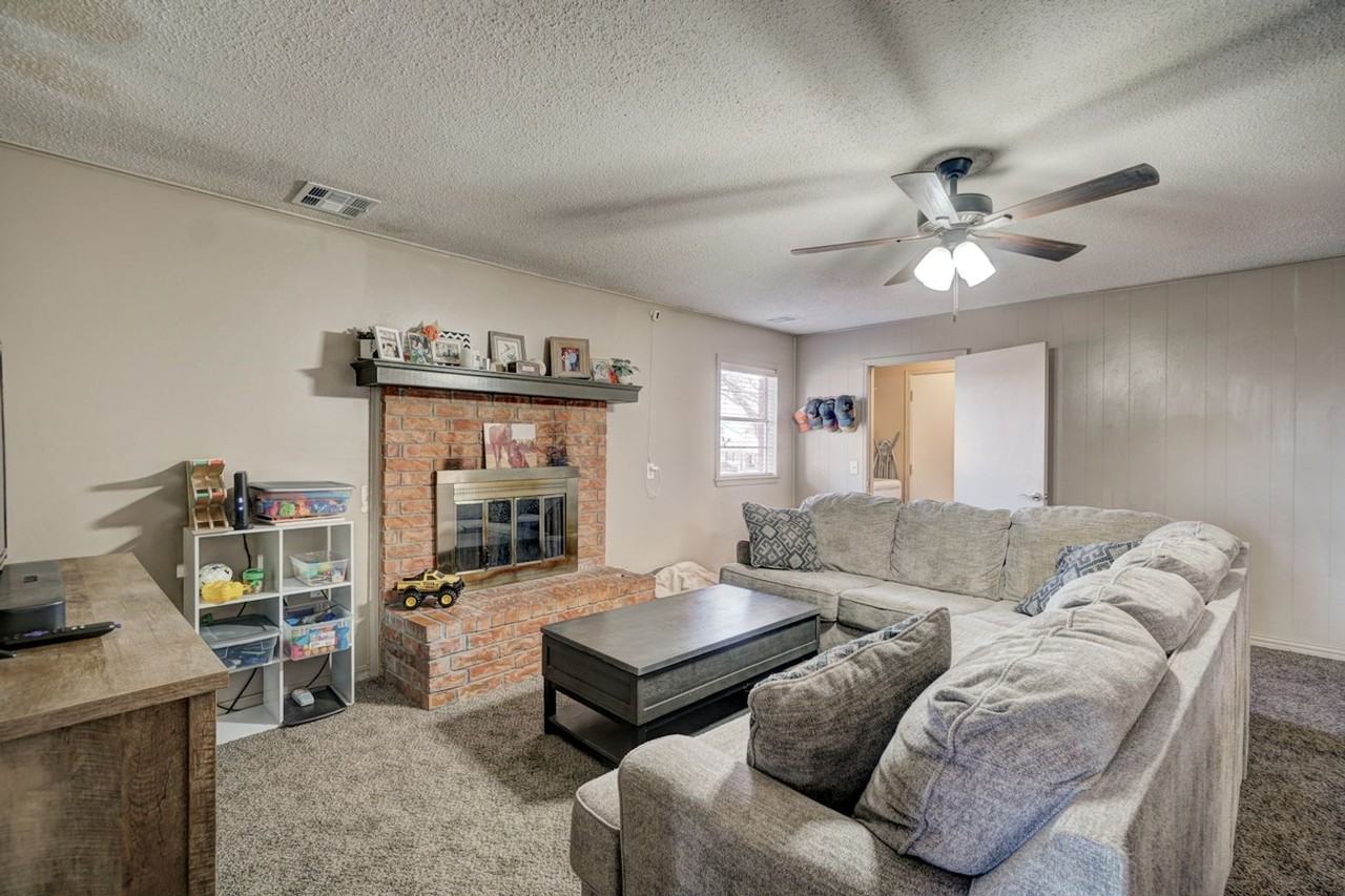 1402 N Skyline St - Photo 3 of 17