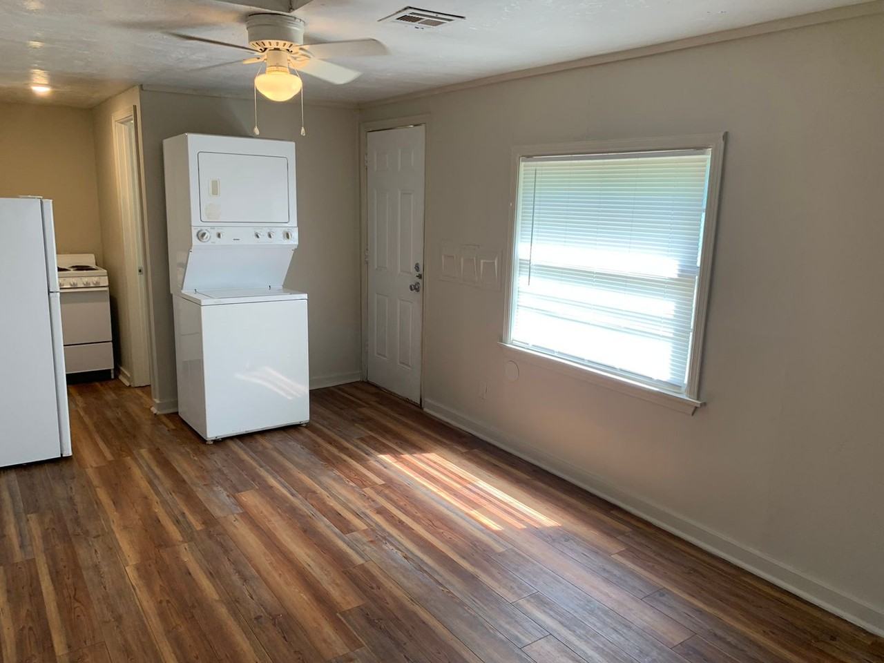 311 S Lewis St - Photo 4 of 11
