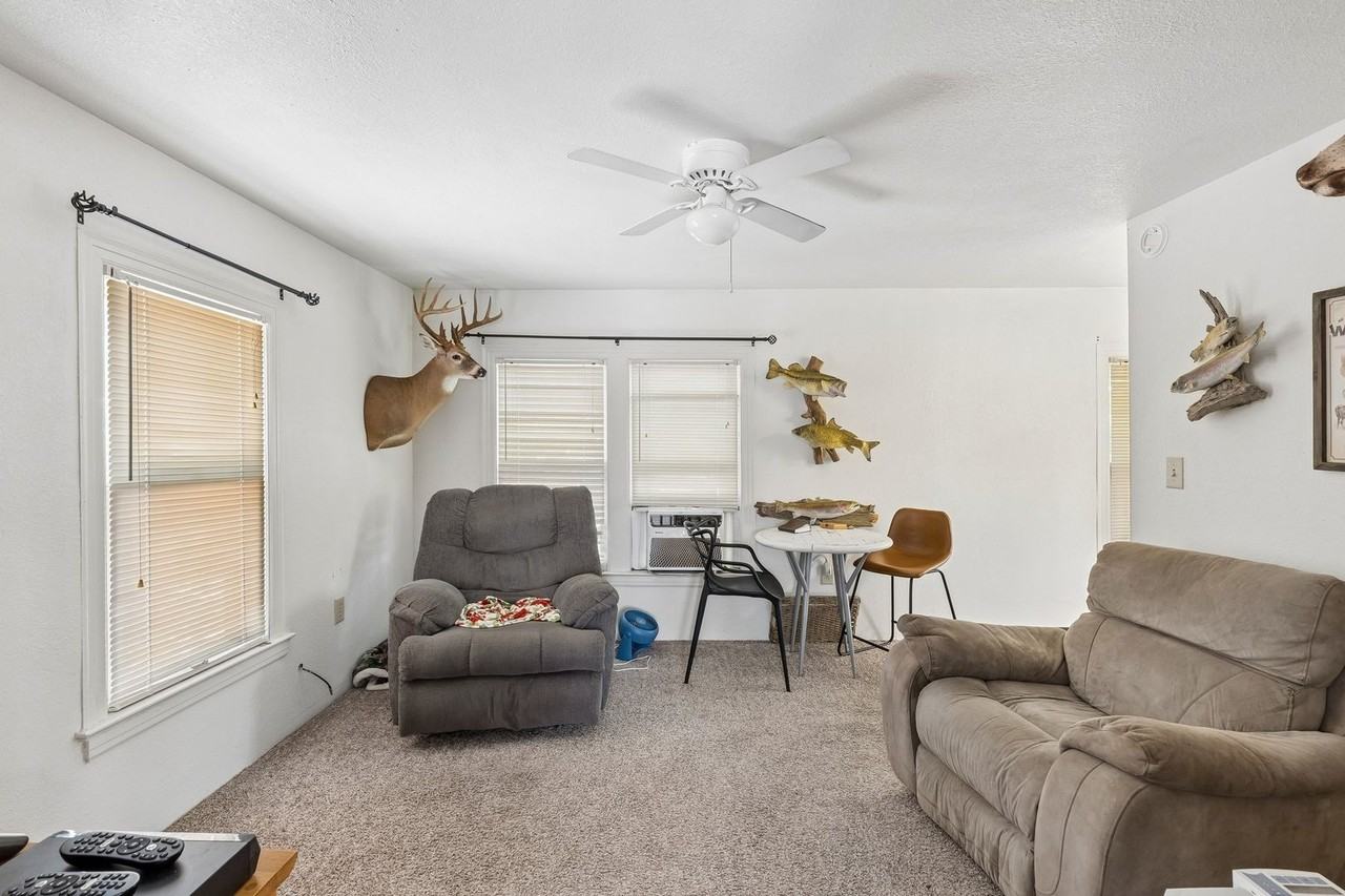 905 W 9th Ave - Photo 2 of 9
