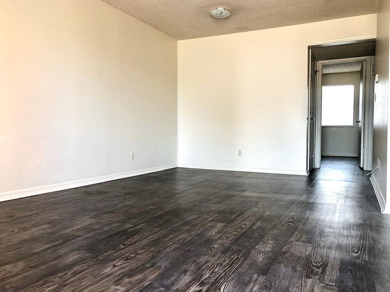317 W Matthews Ave - Photo 2 of 11