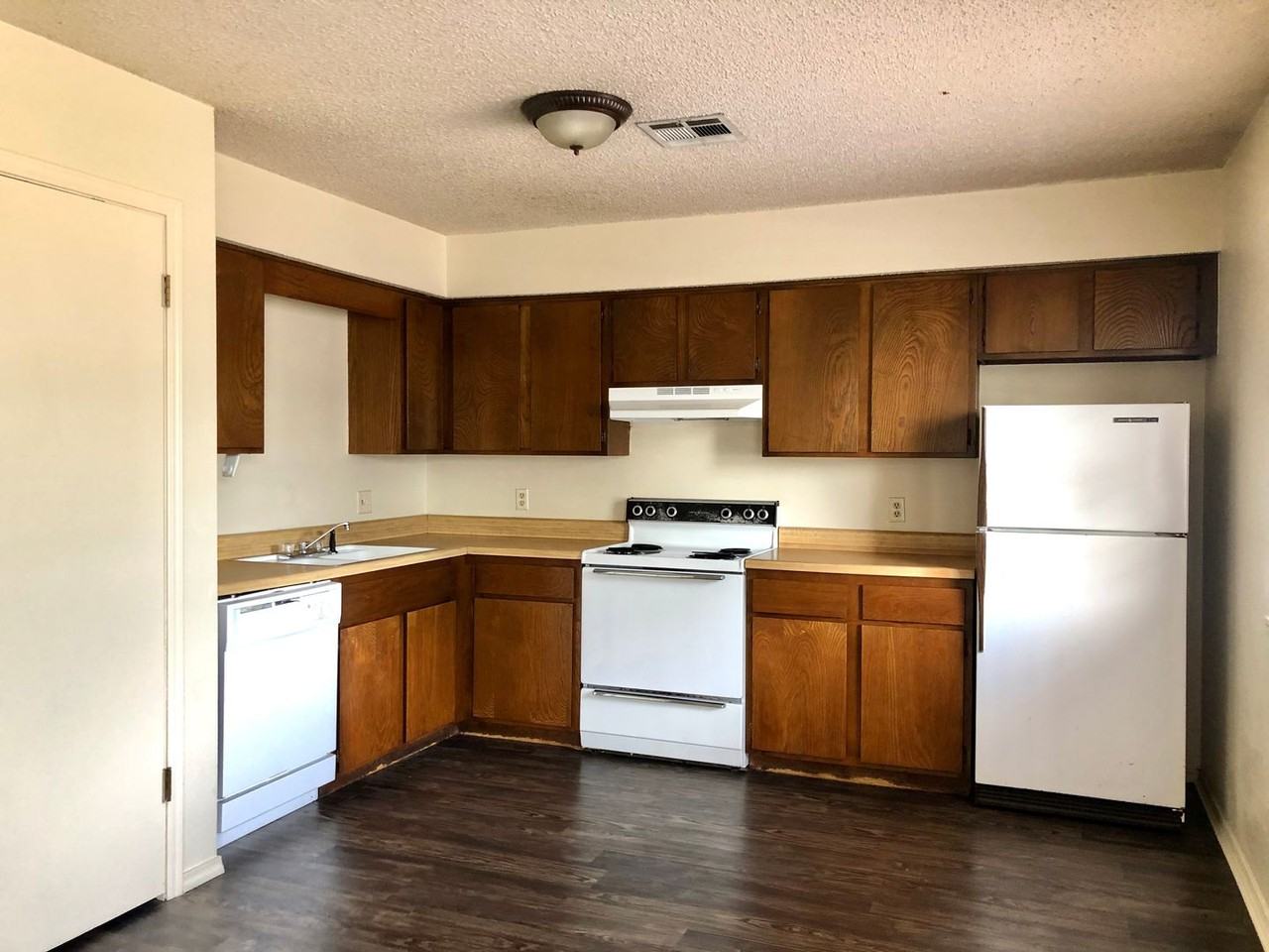 317 W Matthews Ave - Photo 4 of 11